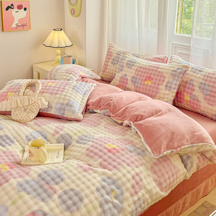 91家纺网 家纺一手货源 找家纺 润肤居 2025新款保暖舒适亲肤牛奶绒泡泡四件套 小花世界米黄底-豆沙