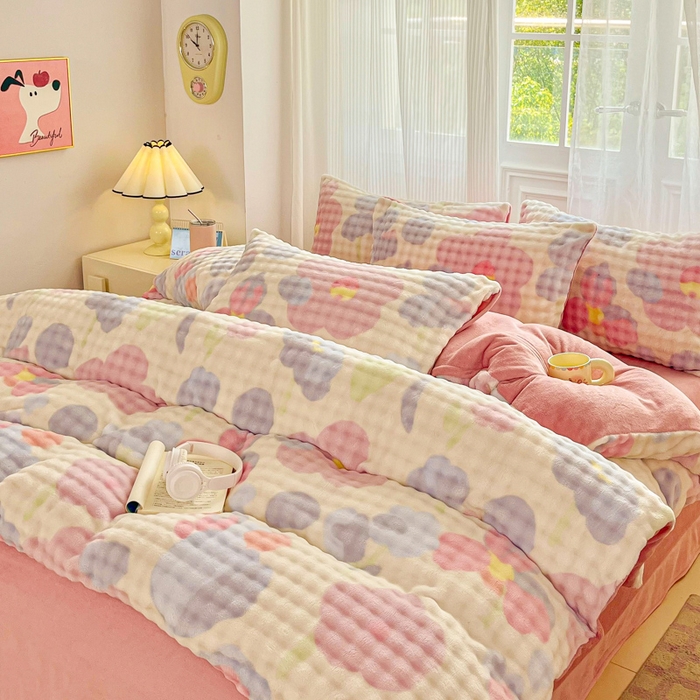 91家纺网 家纺一手货源 找家纺 润肤居 2025新款保暖舒适亲肤牛奶绒泡泡四件套 小花世界米黄底-豆沙