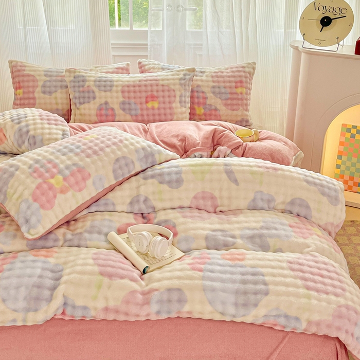 91家纺网 家纺一手货源 找家纺 润肤居 2025新款保暖舒适亲肤牛奶绒泡泡四件套 小花世界米黄底-豆沙