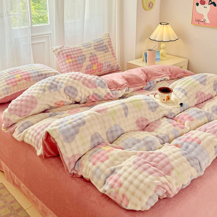 91家纺网 家纺一手货源 找家纺 润肤居 2025新款保暖舒适亲肤牛奶绒泡泡四件套 小花世界米黄底-豆沙