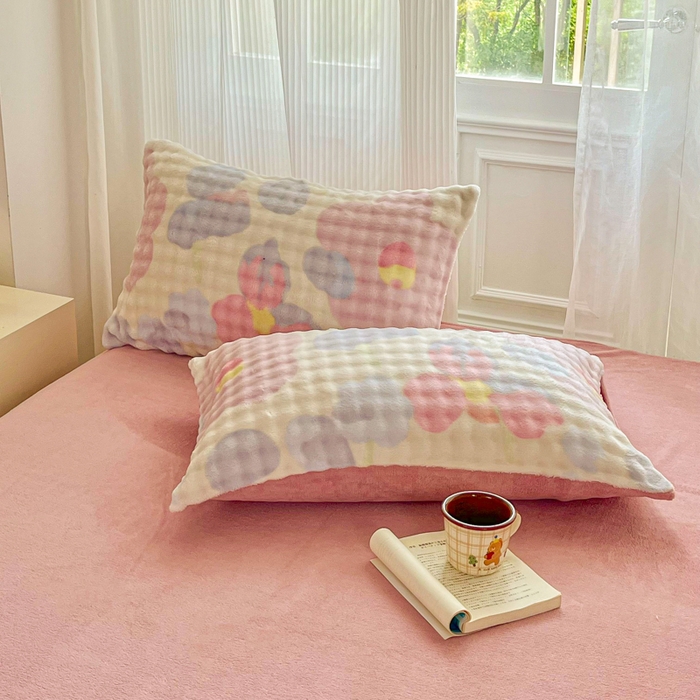 91家纺网 家纺一手货源 找家纺 润肤居 2025新款保暖舒适亲肤牛奶绒泡泡四件套 小花世界米黄底-豆沙