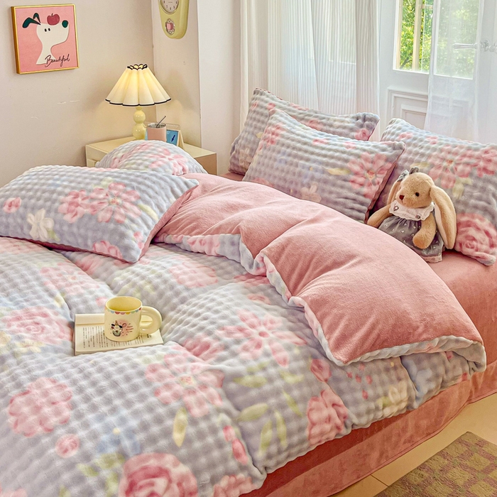 91家纺网 家纺一手货源 找家纺 润肤居 2025新款保暖舒适亲肤牛奶绒泡泡四件套 春暖花开蓝