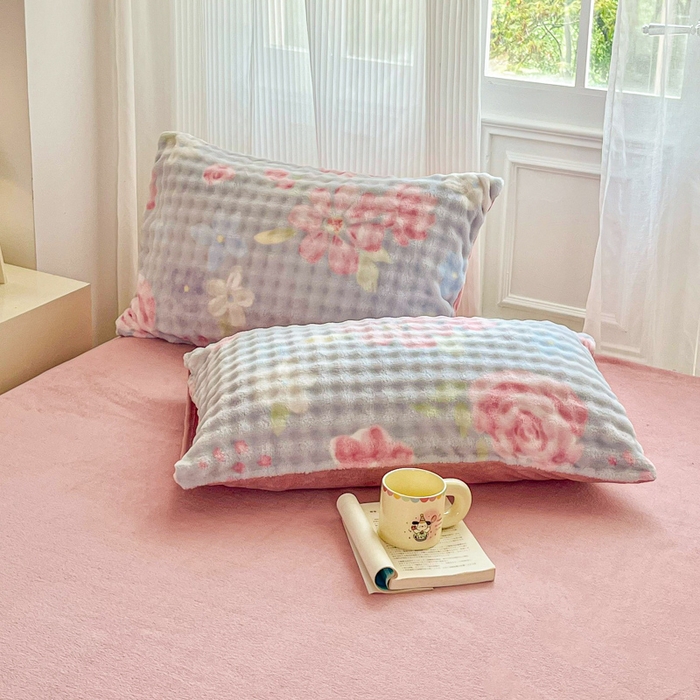 91家纺网 家纺一手货源 找家纺 润肤居 2025新款保暖舒适亲肤牛奶绒泡泡四件套 春暖花开蓝