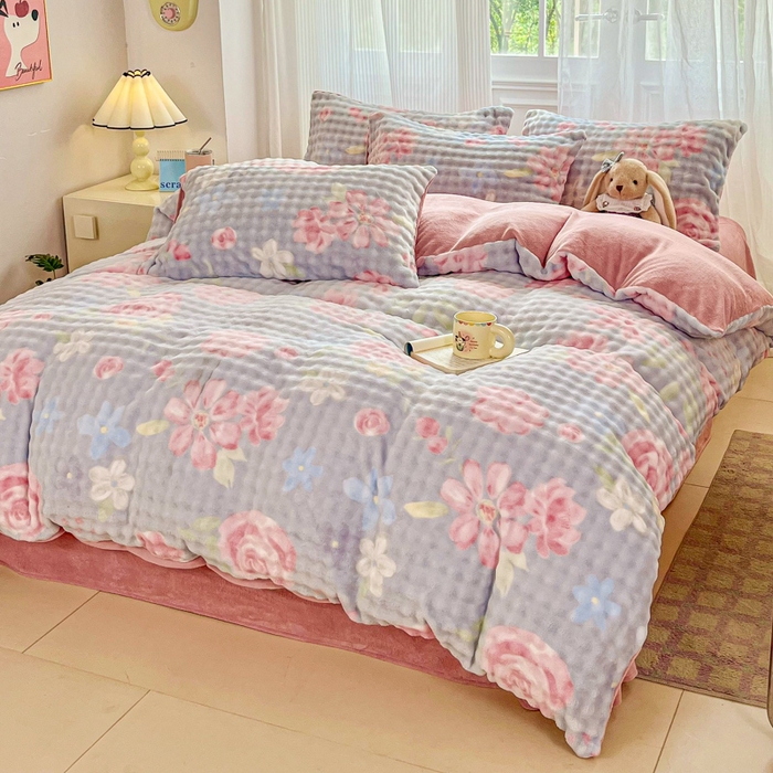 91家纺网 家纺一手货源 找家纺 润肤居 2025新款保暖舒适亲肤牛奶绒泡泡四件套 春暖花开蓝