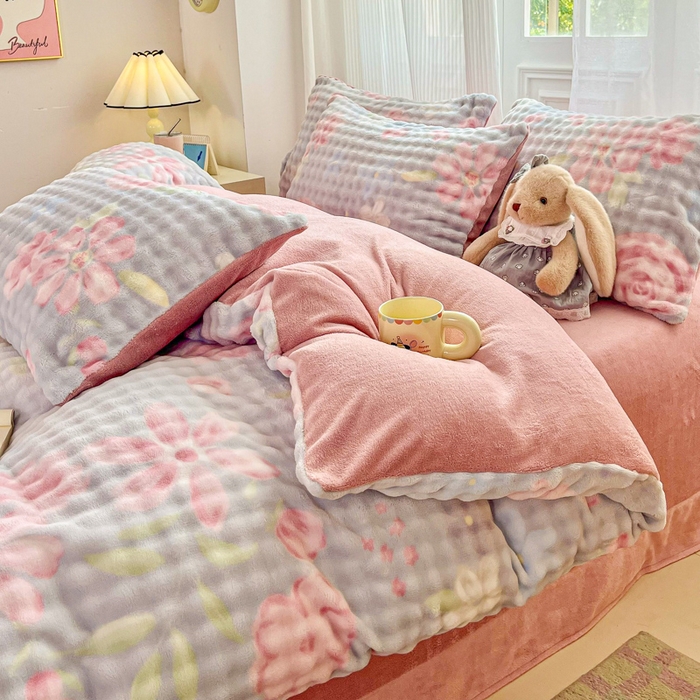 91家纺网 家纺一手货源 找家纺 润肤居 2025新款保暖舒适亲肤牛奶绒泡泡四件套 春暖花开蓝