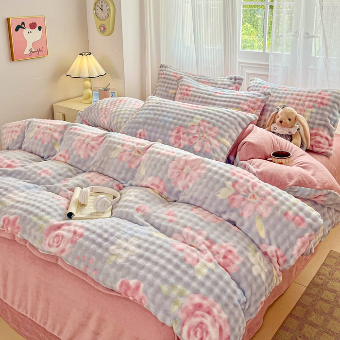 91家纺网 家纺一手货源 找家纺 润肤居 2025新款保暖舒适亲肤牛奶绒泡泡四件套 春暖花开蓝