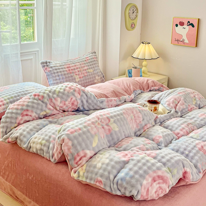 91家纺网 家纺一手货源 找家纺 润肤居 2025新款保暖舒适亲肤牛奶绒泡泡四件套 春暖花开蓝