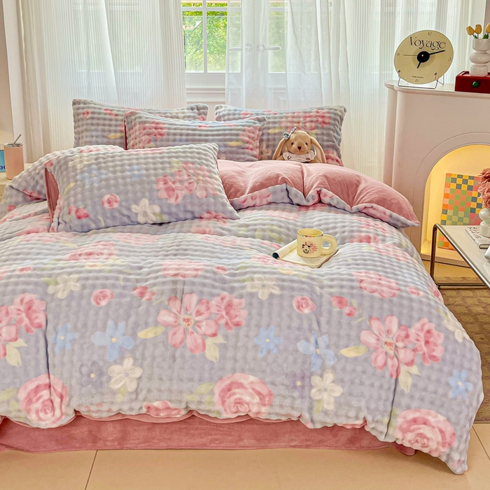 91家纺网 家纺一手货源 找家纺 润肤居 2025新款保暖舒适亲肤牛奶绒泡泡四件套 春暖花开蓝