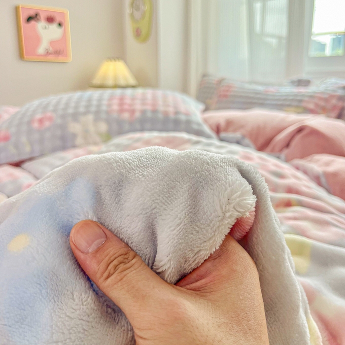 91家纺网 家纺一手货源 找家纺 润肤居 2025新款保暖舒适亲肤牛奶绒泡泡四件套 春暖花开蓝