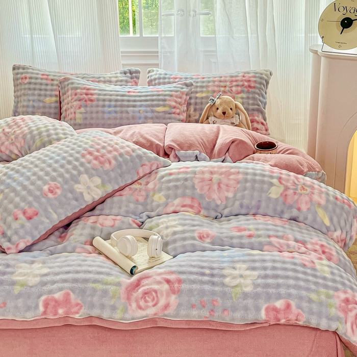 91家纺网 家纺一手货源 找家纺 润肤居 2025新款保暖舒适亲肤牛奶绒泡泡四件套 春暖花开蓝