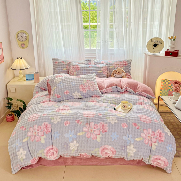 91家纺网 家纺一手货源 找家纺 润肤居 2025新款保暖舒适亲肤牛奶绒泡泡四件套 春暖花开蓝