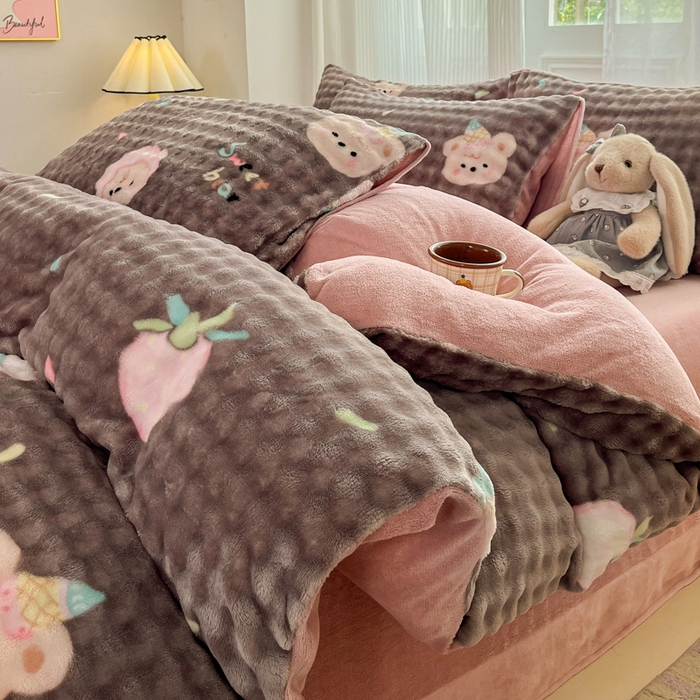 润肤居 2025新款保暖舒适亲肤牛奶绒泡泡四件套 咖底草莓熊