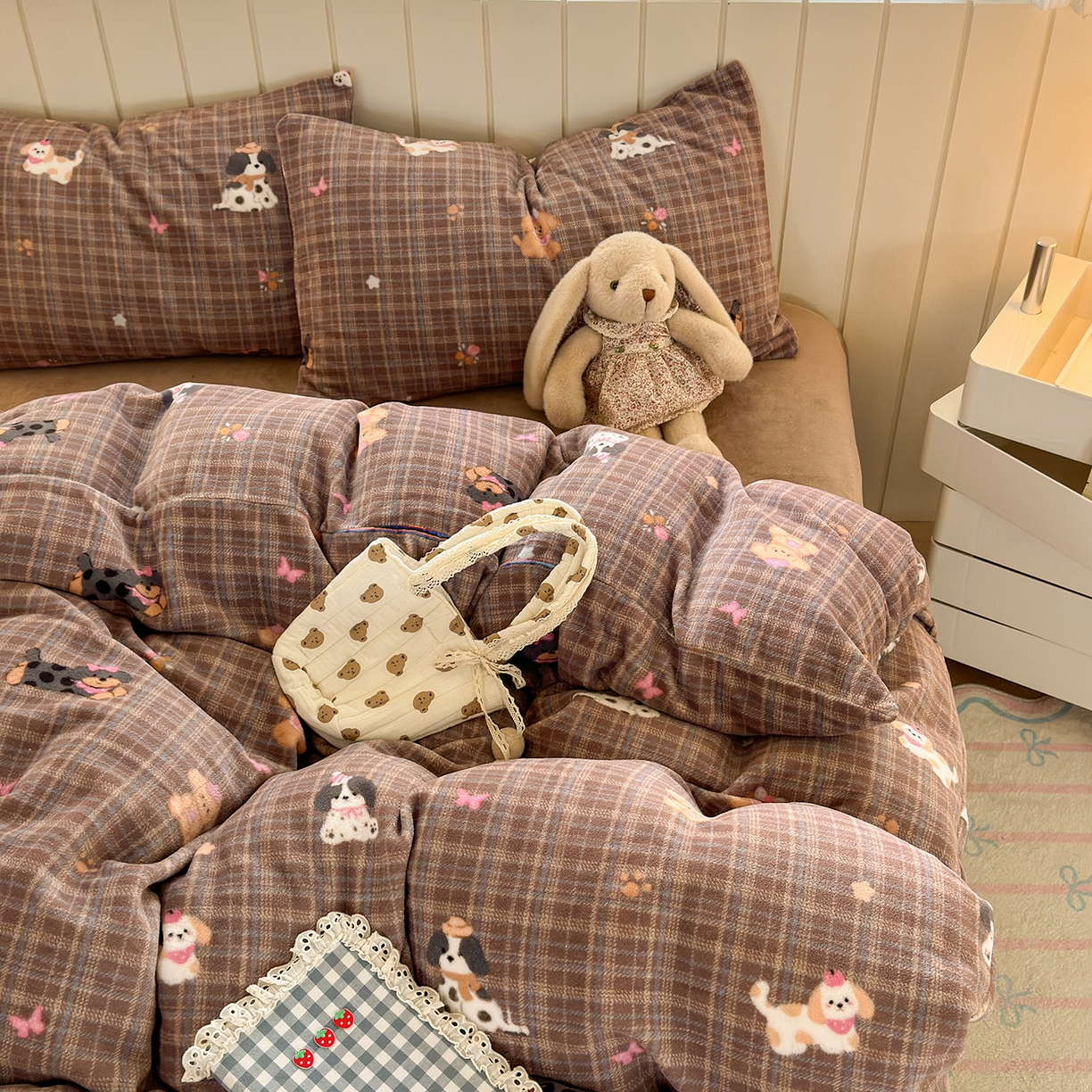 91家纺网 家纺一手货源 找家纺 丽美人家纺 （全尺寸不缺货）2025新款双面高克重牛奶绒被套单件被罩 英伦小狗