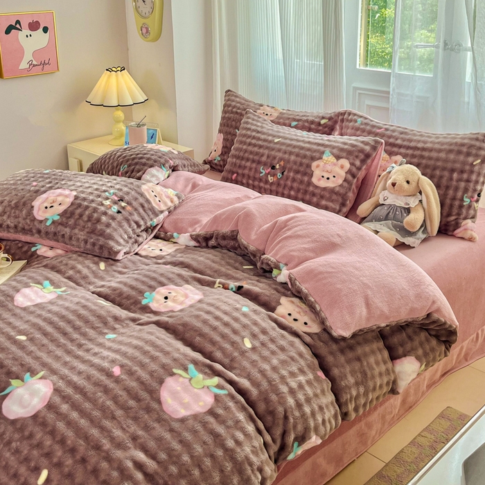 91家纺网 家纺一手货源 找家纺 润肤居 2025新款保暖舒适亲肤牛奶绒泡泡四件套 咖底草莓熊