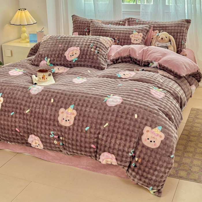 91家纺网 家纺一手货源 找家纺 润肤居 2025新款保暖舒适亲肤牛奶绒泡泡四件套 咖底草莓熊