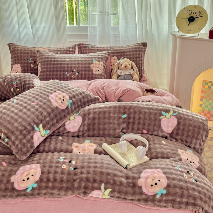 91家纺网 家纺一手货源 找家纺 润肤居 2025新款保暖舒适亲肤牛奶绒泡泡四件套 咖底草莓熊