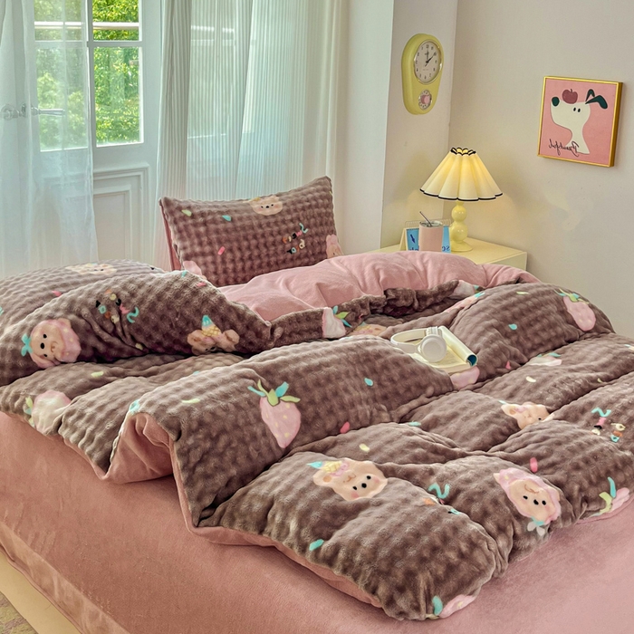 91家纺网 家纺一手货源 找家纺 润肤居 2025新款保暖舒适亲肤牛奶绒泡泡四件套 咖底草莓熊