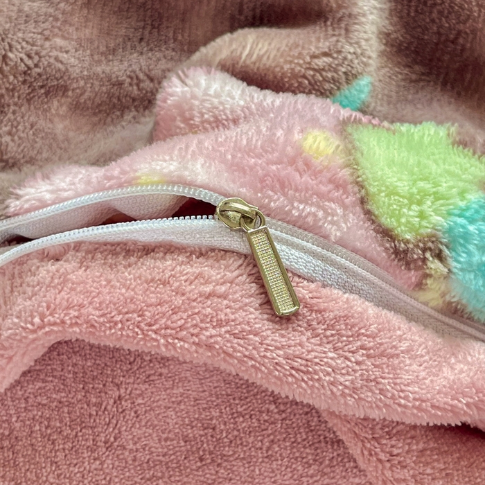 91家纺网 家纺一手货源 找家纺 润肤居 2025新款保暖舒适亲肤牛奶绒泡泡四件套 咖底草莓熊