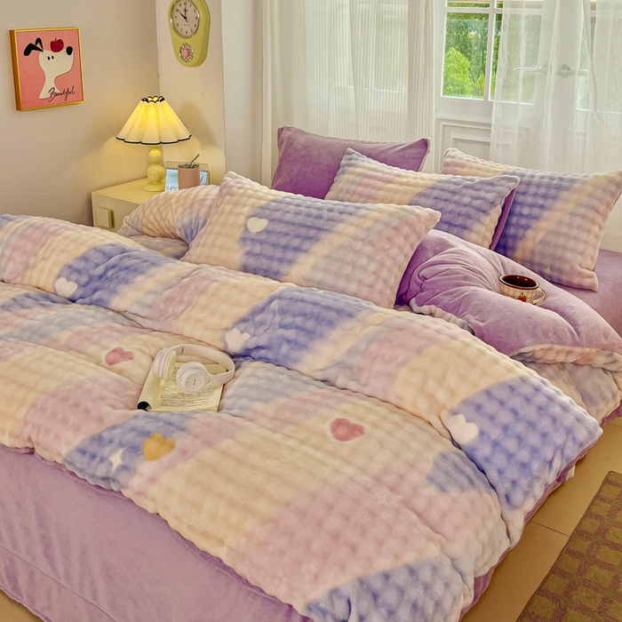 91家纺网 家纺一手货源 找家纺 润肤居 2025新款保暖舒适亲肤牛奶绒泡泡四件套 彩虹爱心紫