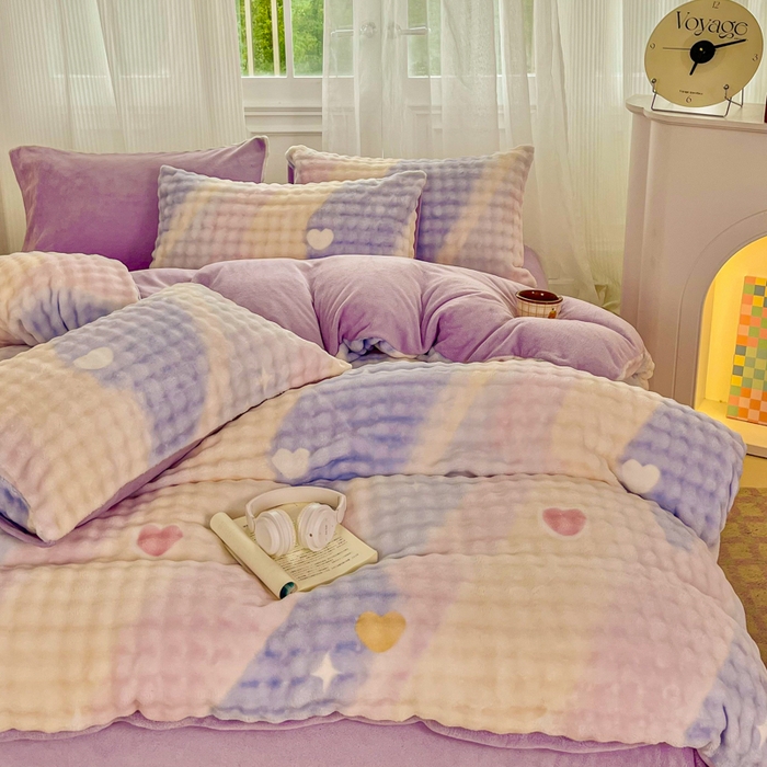 91家纺网 家纺一手货源 找家纺 润肤居 2025新款保暖舒适亲肤牛奶绒泡泡四件套 彩虹爱心紫