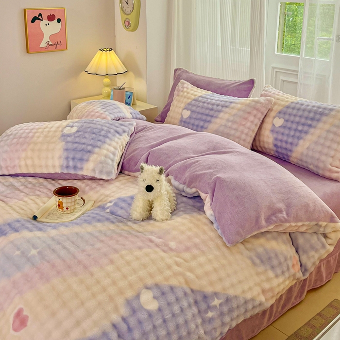 91家纺网 家纺一手货源 找家纺 润肤居 2025新款保暖舒适亲肤牛奶绒泡泡四件套 彩虹爱心紫