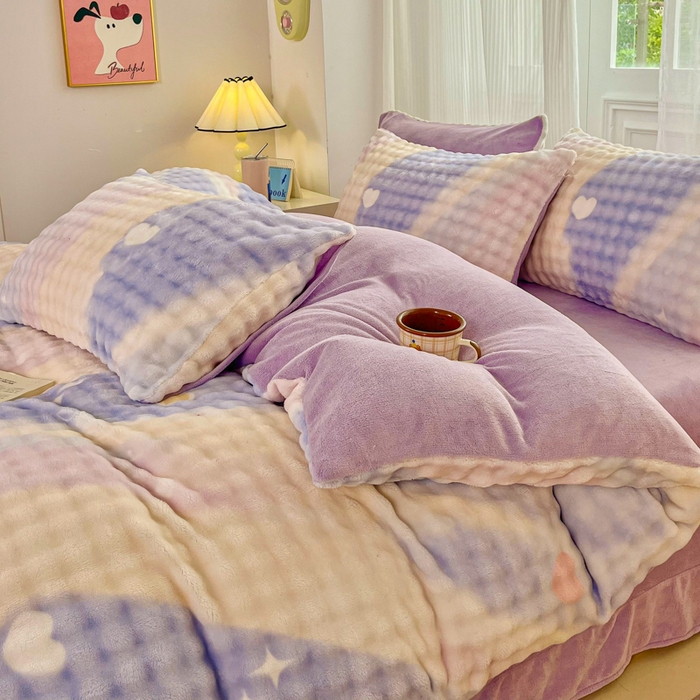 91家纺网 家纺一手货源 找家纺 润肤居 2025新款保暖舒适亲肤牛奶绒泡泡四件套 彩虹爱心紫