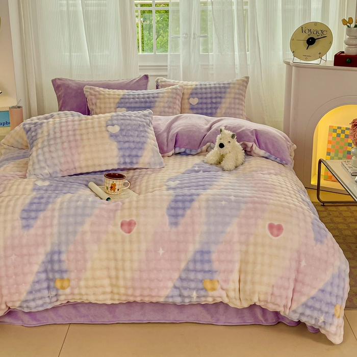 91家纺网 家纺一手货源 找家纺 润肤居 2025新款保暖舒适亲肤牛奶绒泡泡四件套 彩虹爱心紫