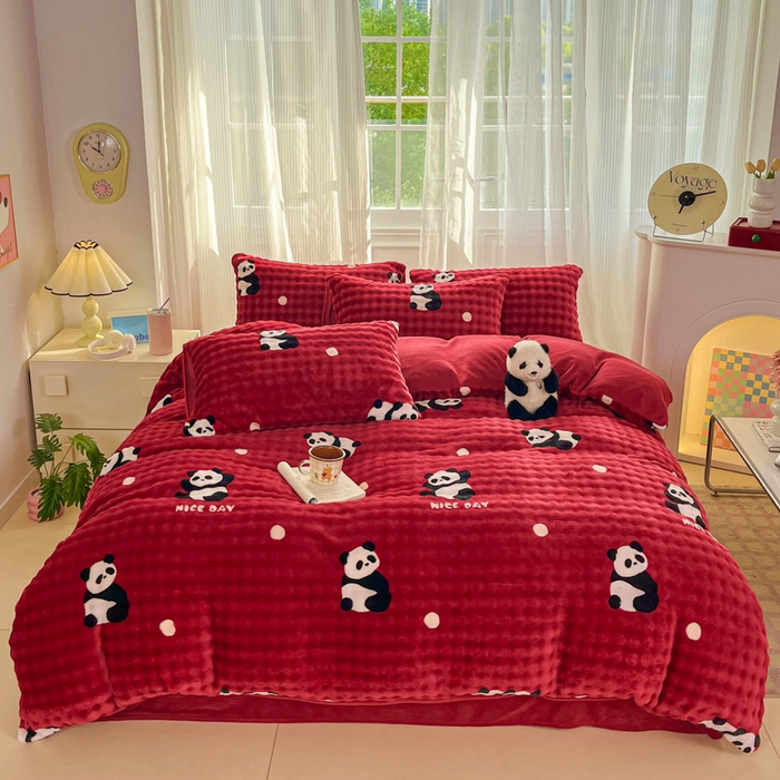 91家纺网 家纺一手货源 找家纺 润肤居 2025新款保暖舒适亲肤牛奶绒泡泡四件套 红底熊猫