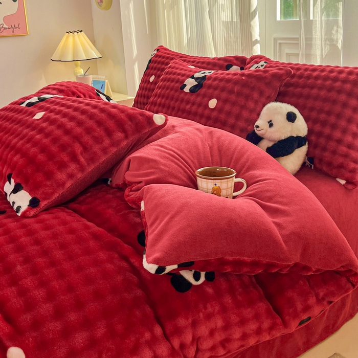 91家纺网 家纺一手货源 找家纺 润肤居 2025新款保暖舒适亲肤牛奶绒泡泡四件套 红底熊猫