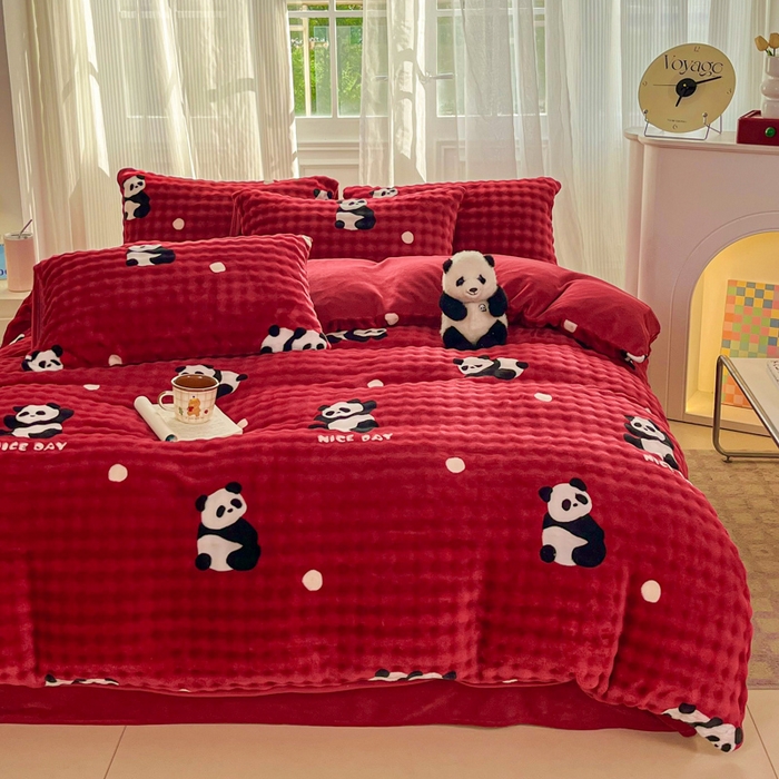 91家纺网 家纺一手货源 找家纺 润肤居 2025新款保暖舒适亲肤牛奶绒泡泡四件套 红底熊猫