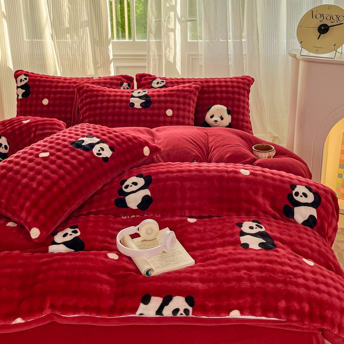 91家纺网 家纺一手货源 找家纺 润肤居 2025新款保暖舒适亲肤牛奶绒泡泡四件套 红底熊猫