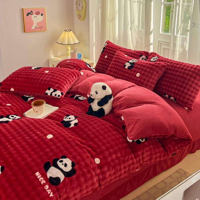 91家纺网 家纺一手货源 找家纺 润肤居 2025新款保暖舒适亲肤牛奶绒泡泡四件套 红底熊猫