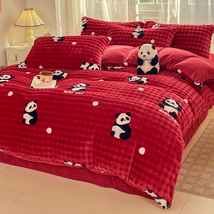 91家纺网 家纺一手货源 找家纺 润肤居 2025新款保暖舒适亲肤牛奶绒泡泡四件套 红底熊猫