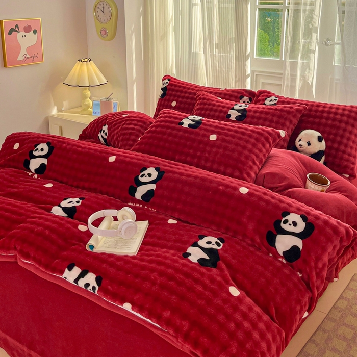 91家纺网 家纺一手货源 找家纺 润肤居 2025新款保暖舒适亲肤牛奶绒泡泡四件套 红底熊猫
