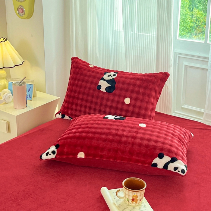 91家纺网 家纺一手货源 找家纺 润肤居 2025新款保暖舒适亲肤牛奶绒泡泡四件套 红底熊猫