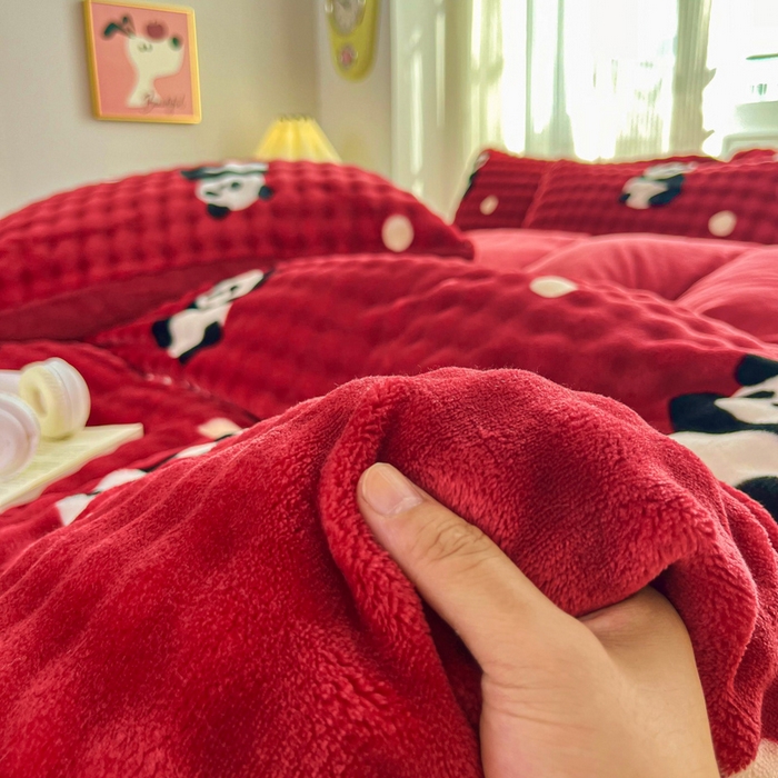 91家纺网 家纺一手货源 找家纺 润肤居 2025新款保暖舒适亲肤牛奶绒泡泡四件套 红底熊猫