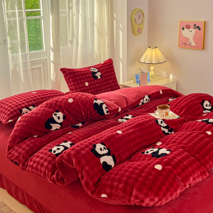 91家纺网 家纺一手货源 找家纺 润肤居 2025新款保暖舒适亲肤牛奶绒泡泡四件套 红底熊猫