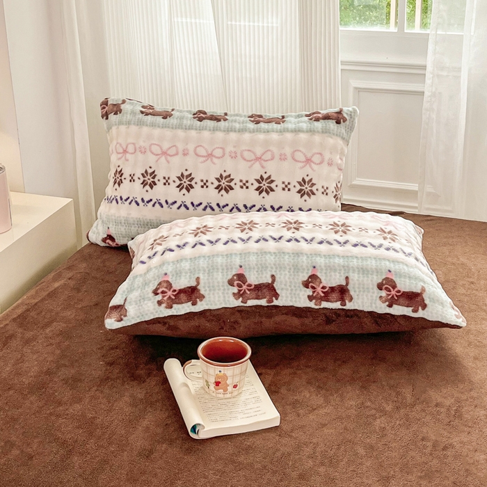 91家纺网 家纺一手货源 找家纺 润肤居 2025新款保暖舒适亲肤牛奶绒泡泡四件套 定位雪花腊肠狗