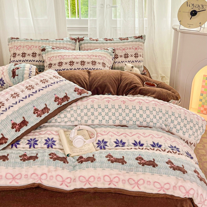 91家纺网 家纺一手货源 找家纺 润肤居 2025新款保暖舒适亲肤牛奶绒泡泡四件套 定位雪花腊肠狗