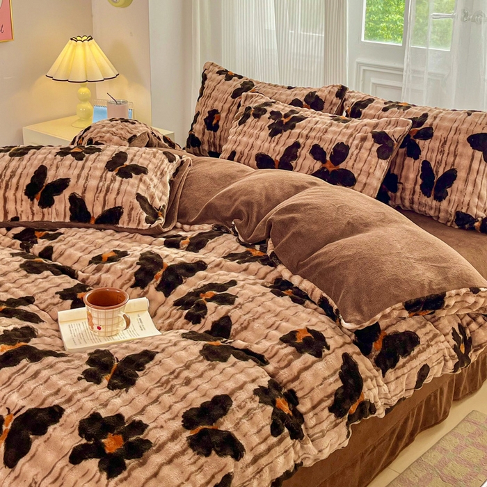 91家纺网 家纺一手货源 找家纺 润肤居 2025新款保暖舒适亲肤牛奶绒泡泡四件套 蝴蝶棕