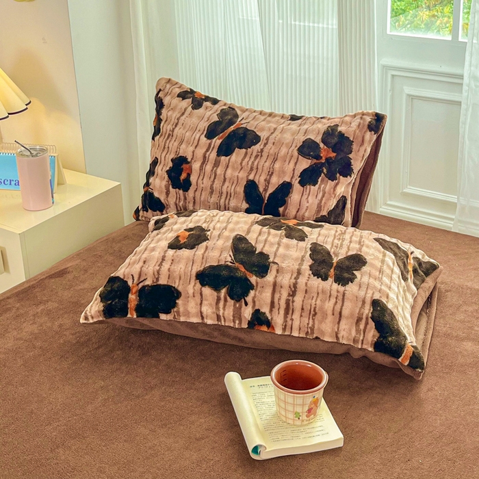 91家纺网 家纺一手货源 找家纺 润肤居 2025新款保暖舒适亲肤牛奶绒泡泡四件套 蝴蝶棕