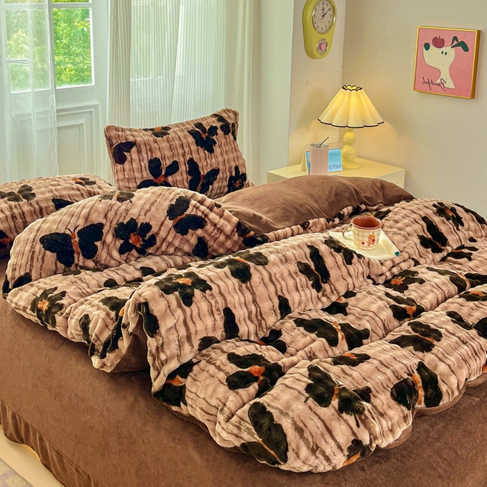 91家纺网 家纺一手货源 找家纺 润肤居 2025新款保暖舒适亲肤牛奶绒泡泡四件套 蝴蝶棕