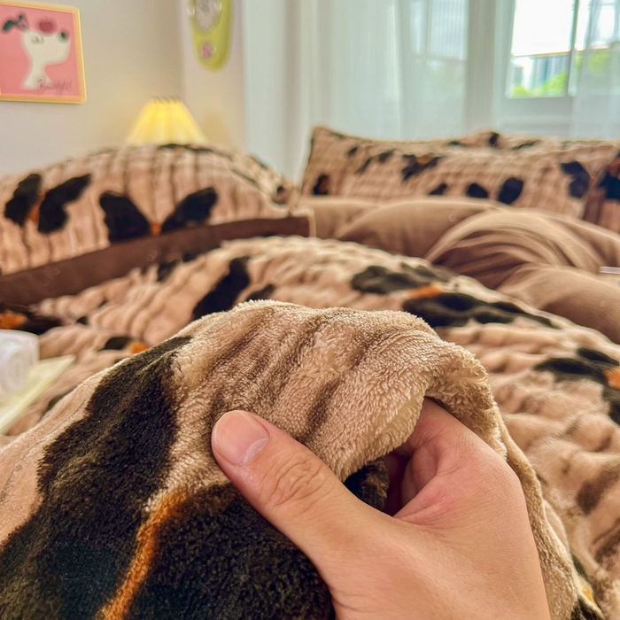 91家纺网 家纺一手货源 找家纺 润肤居 2025新款保暖舒适亲肤牛奶绒泡泡四件套 蝴蝶棕