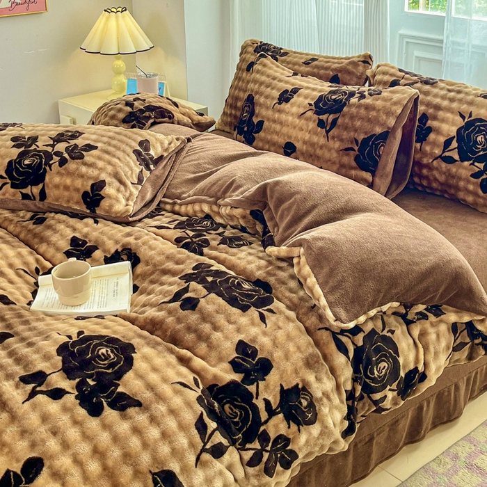 91家纺网 家纺一手货源 找家纺 润肤居 2025新款保暖舒适亲肤牛奶绒泡泡四件套 黑玫瑰  棕