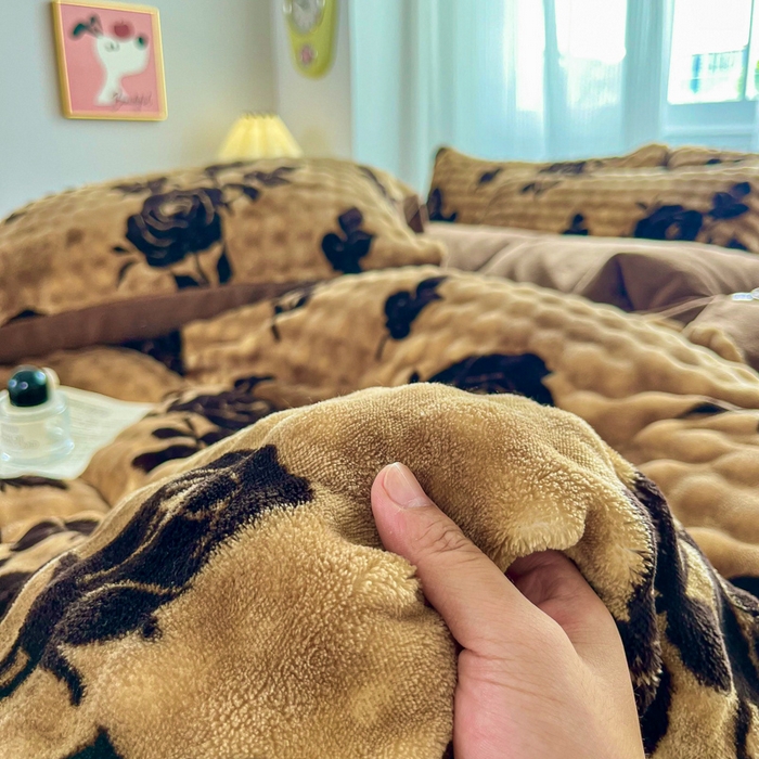 91家纺网 家纺一手货源 找家纺 润肤居 2025新款保暖舒适亲肤牛奶绒泡泡四件套 黑玫瑰  棕