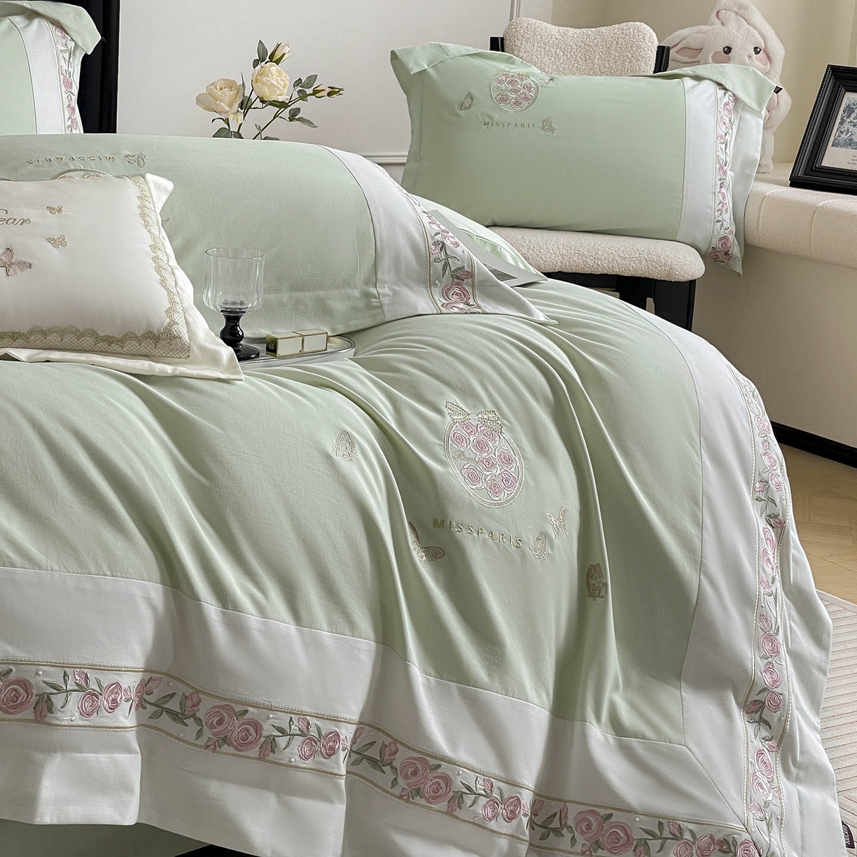 91家纺网 家纺一手货源 找家纺 冬季爆款A类长绒棉加厚磨毛全棉纯棉保暖高端重工刺绣全工艺被套床单轻奢床上用品 花巷-茶绿