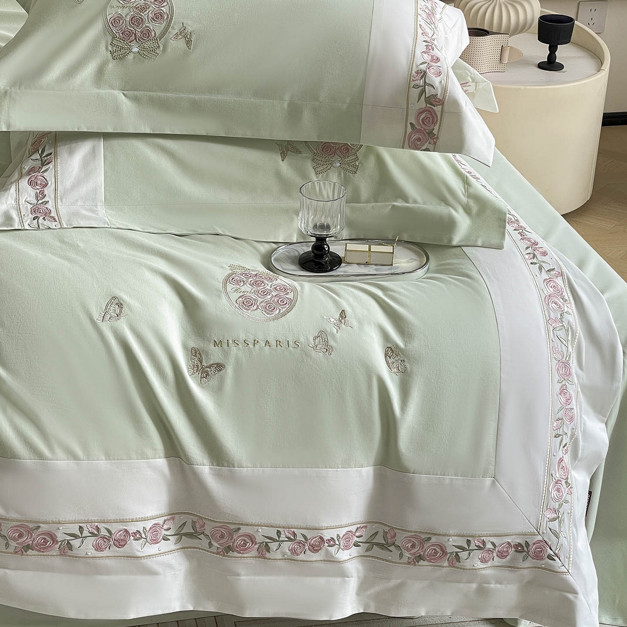 91家纺网 家纺一手货源 找家纺 冬季爆款A类长绒棉加厚磨毛全棉纯棉保暖高端重工刺绣全工艺被套床单轻奢床上用品 花巷-茶绿