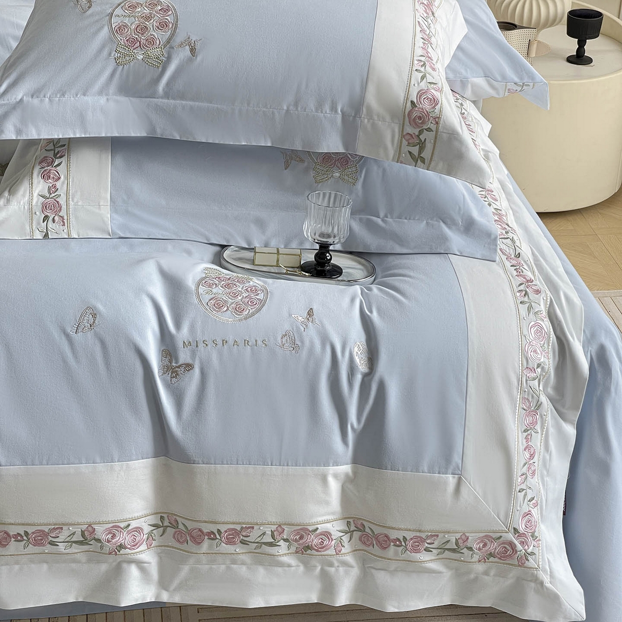 91家纺网 家纺一手货源 找家纺 冬季爆款A类长绒棉加厚磨毛全棉纯棉保暖高端重工刺绣全工艺被套床单轻奢床上用品 花巷-飘蓝