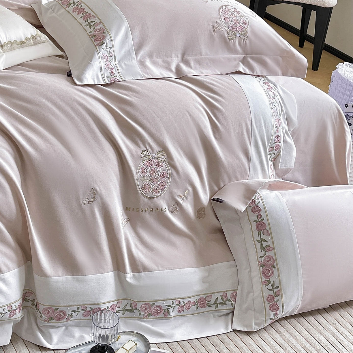 91家纺网 家纺一手货源 找家纺 冬季爆款A类长绒棉加厚磨毛全棉纯棉保暖高端重工刺绣全工艺被套床单轻奢床上用品 花巷-颜粉