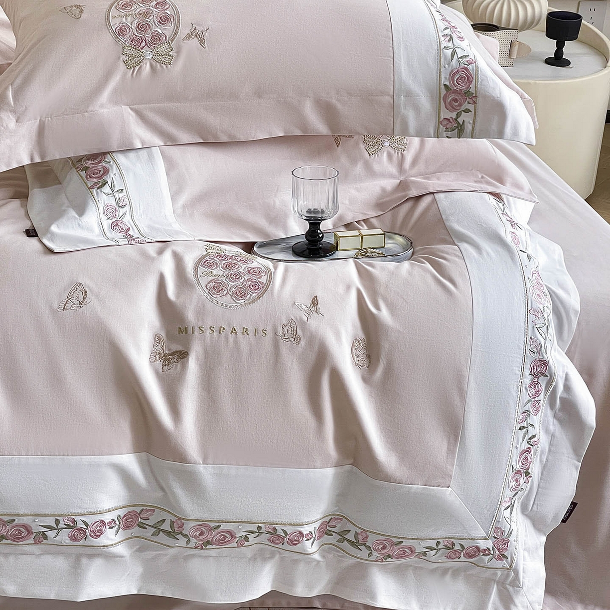 91家纺网 家纺一手货源 找家纺 冬季爆款A类长绒棉加厚磨毛全棉纯棉保暖高端重工刺绣全工艺被套床单轻奢床上用品 花巷-颜粉